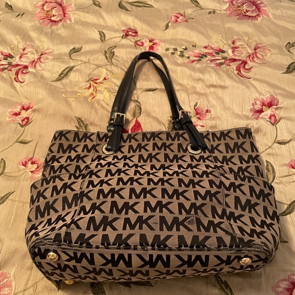 Michael Kors Signature Handbag - Picture 3 of 7